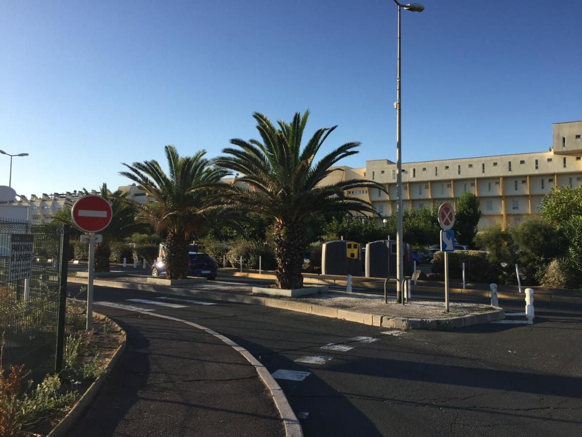 Nid Douillet Dans Les Coursives Du Village Naturiste Du Cap D Agde Kültér fotó
