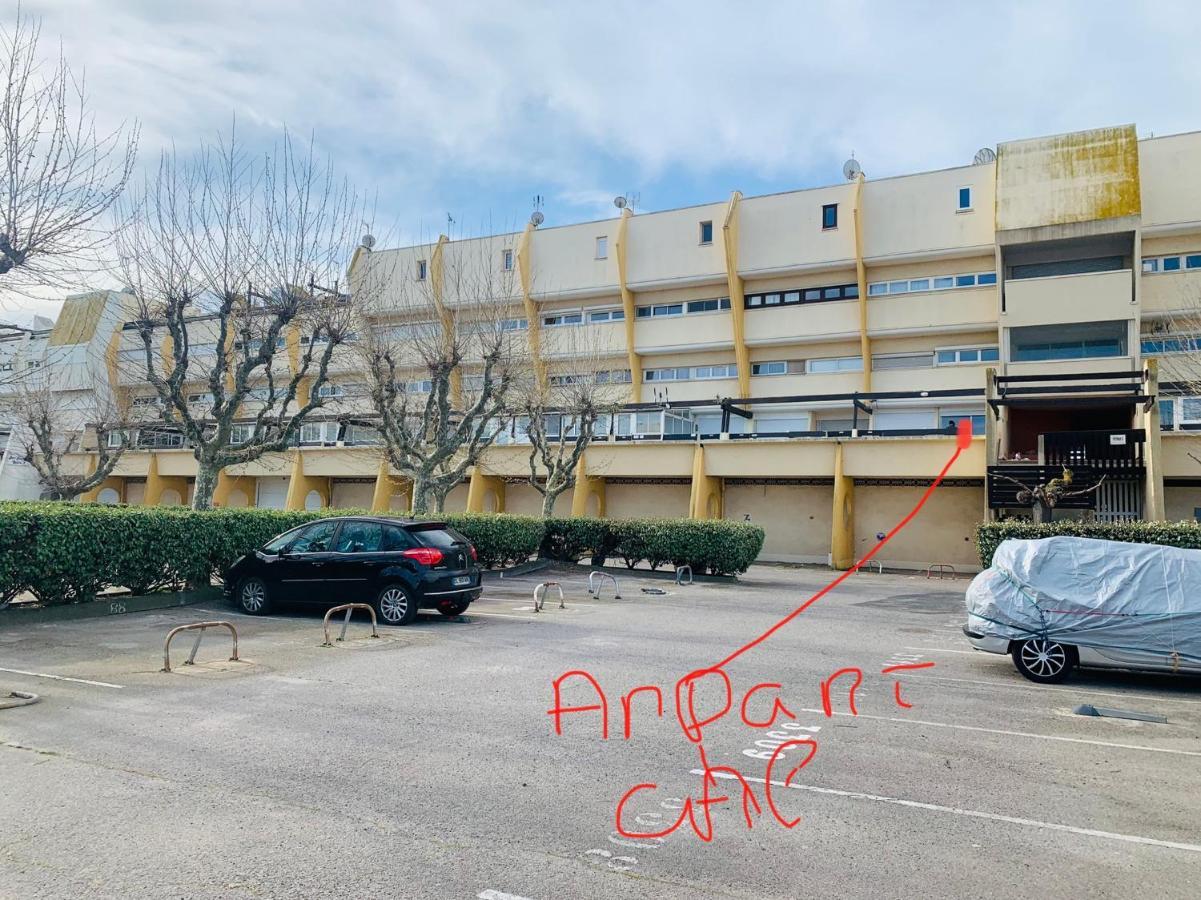 Nid Douillet Dans Les Coursives Du Village Naturiste Du Cap D Agde Kültér fotó