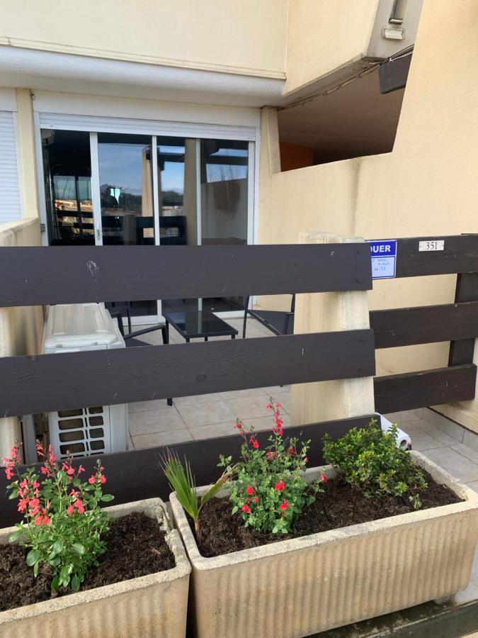 Nid Douillet Dans Les Coursives Du Village Naturiste Du Cap D Agde Kültér fotó