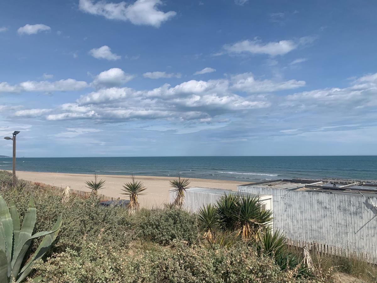 Nid Douillet Dans Les Coursives Du Village Naturiste Du Cap D Agde Kültér fotó