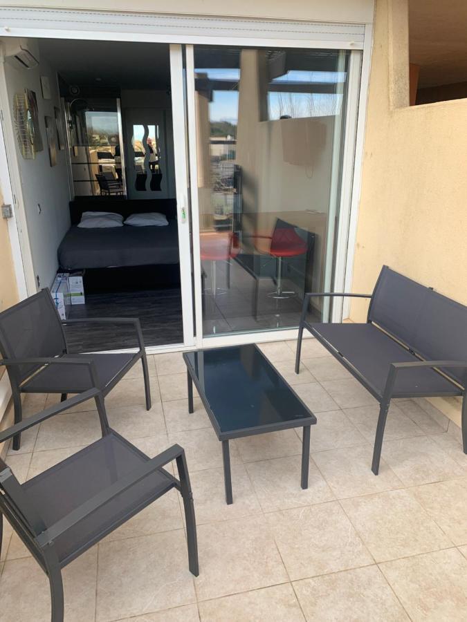 Nid Douillet Dans Les Coursives Du Village Naturiste Du Cap D Agde Kültér fotó